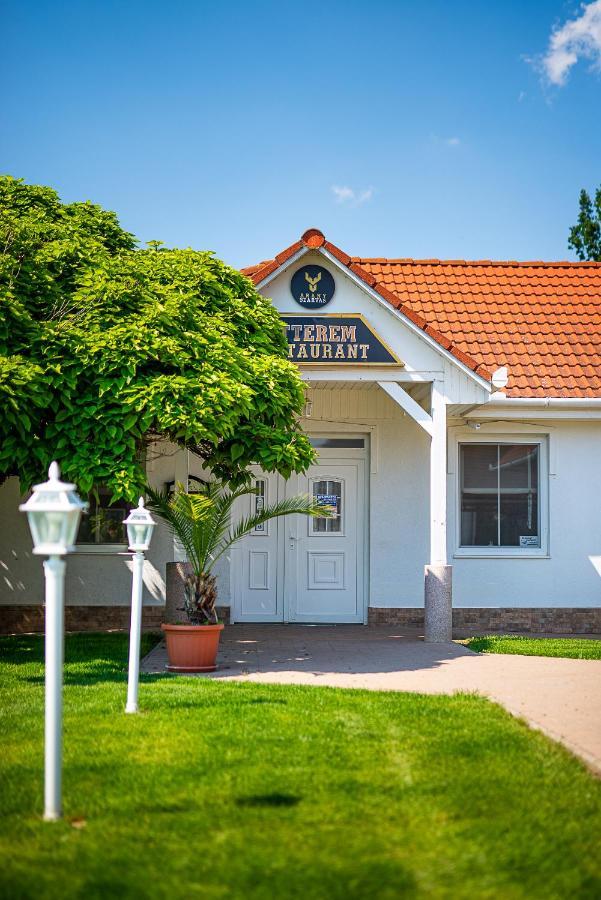 Апартаменты Aranyszarvas Panzio, Etterem Es Grillterasz Экстерьер фото