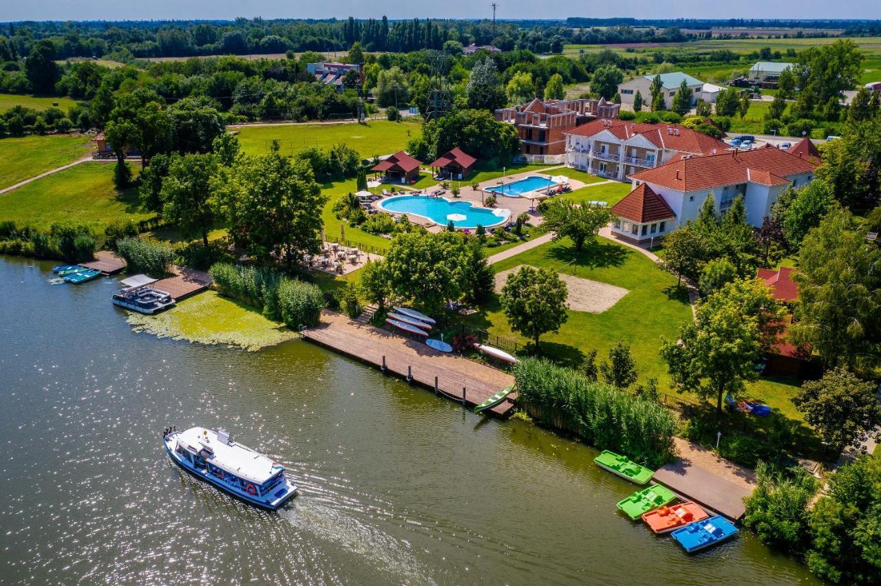 Апартаменты Aranyszarvas Panzio, Etterem Es Grillterasz Экстерьер фото
