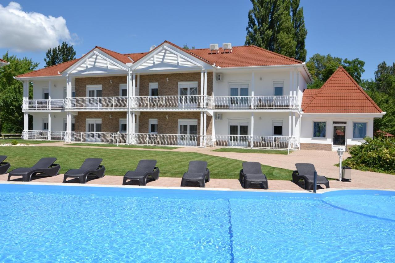 Апартаменты Aranyszarvas Panzio, Etterem Es Grillterasz Экстерьер фото
