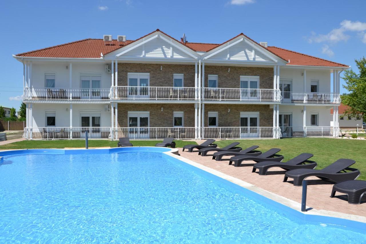 Апартаменты Aranyszarvas Panzio, Etterem Es Grillterasz Экстерьер фото